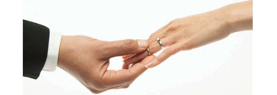 טבעת אירוסין - עם יהלום או בלי